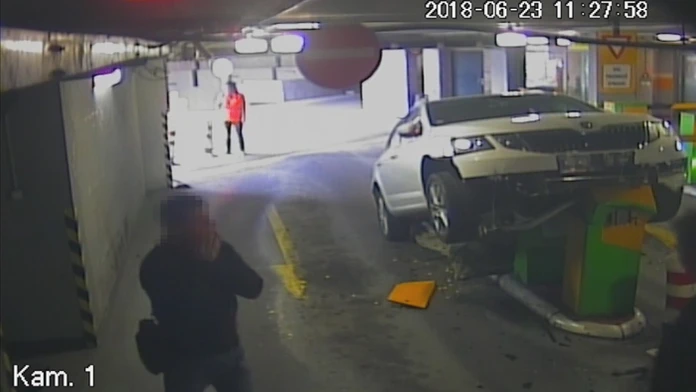 Auto skončilo na rampe v parkovacom dome v Žiline.