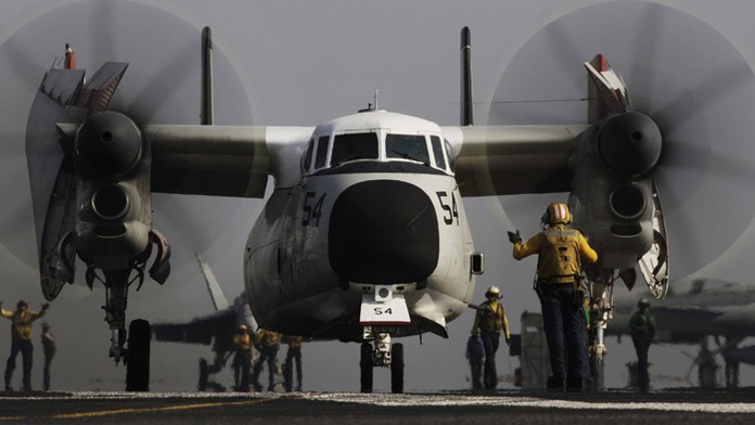 Americkí námorníci pripravujú vojenské lietadlo na útok