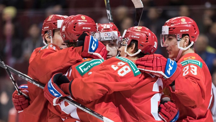 Rus Alexander Alexejev oslavuje triumf nad Dánskom na MS do 20 rokov.