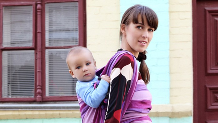 Matka nesie dieťa v šatke - 1