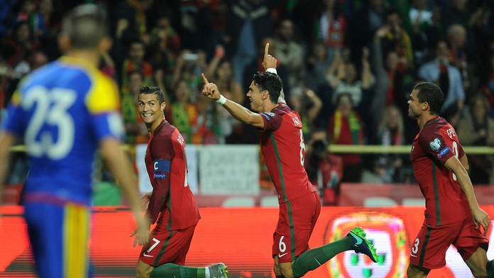 Portugalský hráč Cristiano Ronaldo (druhý zľava) oslavuje gól proti Andorre v kvalifikácii MS 2018.