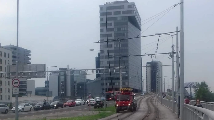 Strhnuté trakčné vedenie.