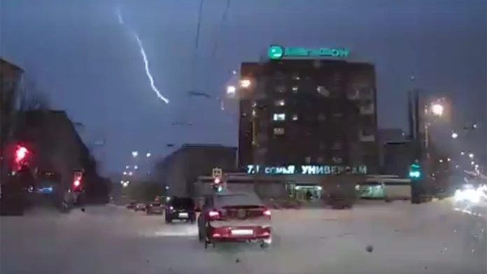 V meste Murmansk videli v zime blesky.