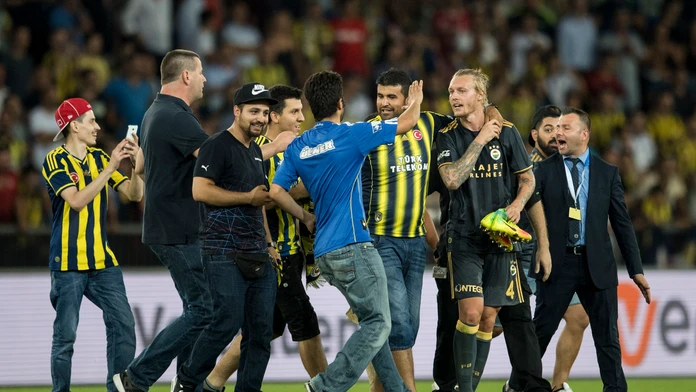 Priaznivci Fenerbahce Istanbul oslavujú s hráčmi postup do skupinovej fázy EL.