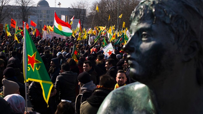 Ľudia počas demonštrácie proti tureckej ofenzíve na severozápade Sýrie.