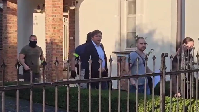 Elitní policajti zasahujú v dome bývalého šéfa inšpektorátu práce v Nitre Róberta Bullu.