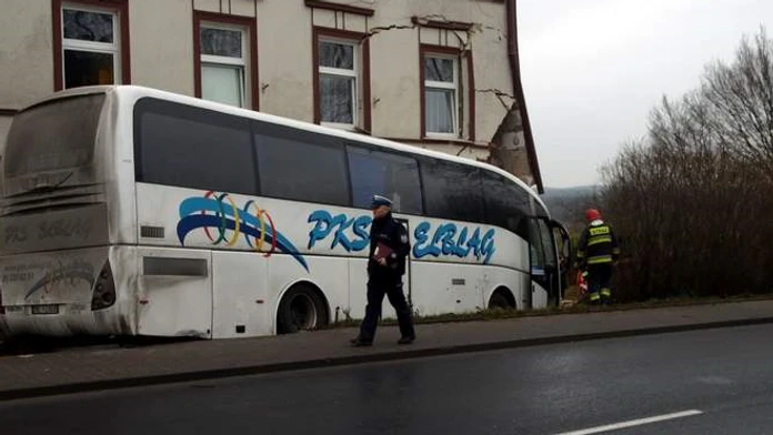 Autobus narazil do obytného domu v obci Sianow