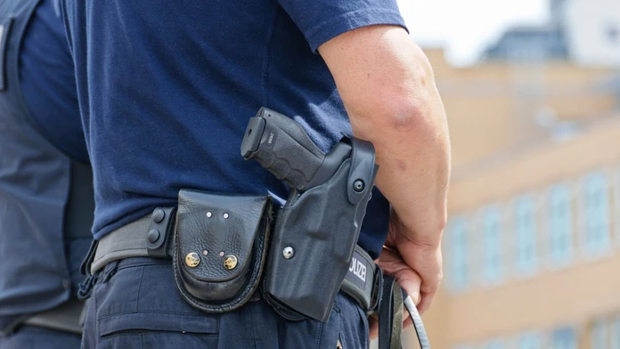 Ozbrojený muž strieľal v dome, kde držal ženu aj dieťa. Polícia sa dnu dostala až po 34 hodinách