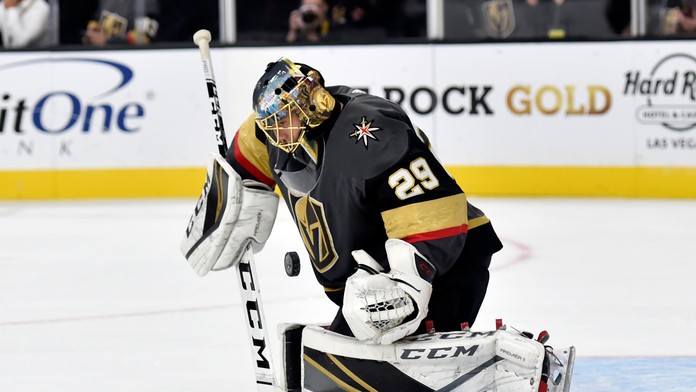 Gólman Vegasu Marc-André Fleury v súboji proti Buffalu.