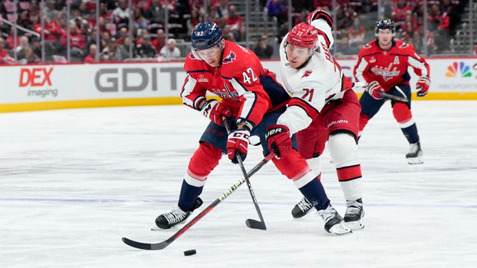 Na snímke zľava slovenský obranca Capitals Martin Fehérváry a útočník Caroliny Jesper Fast.