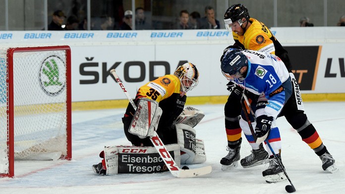 Andrej Kudrna (vpravo) pred nemeckým brankárom Mathiasom Niederbergerom.