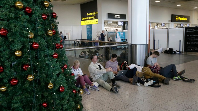 Cestujúci čakajú na medzinárodnom letisku Gatwick.