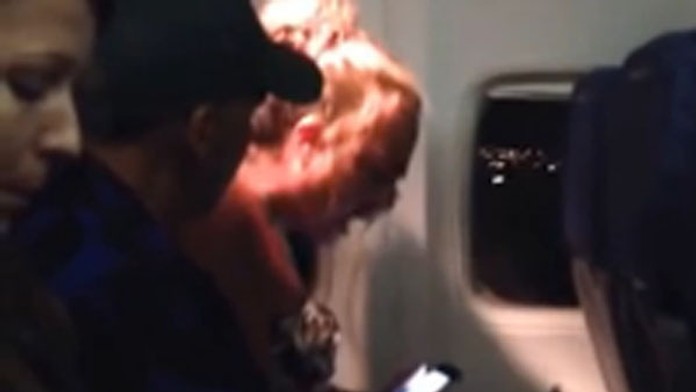 Žena dostala v lietadle histerický záchvat