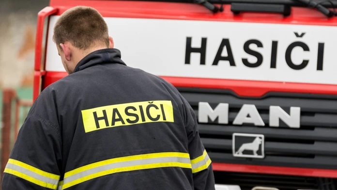 Vodiča vyslobodili z vraku auta hasiči. Pre nehodu je cesta I/66 v obci Babiná neprejazdná