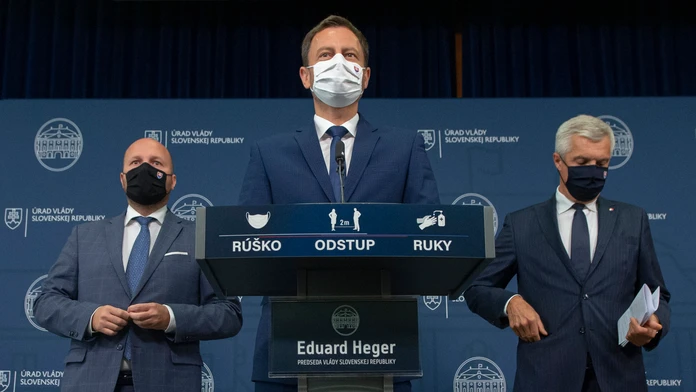 Na snímke uprostred premiér SR, vpravo minister zahraničných vecí a vľavo minister obrany.