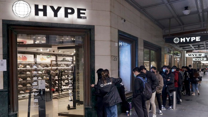 Zakazníci čakajú na otvorenie obchodu v Sydney po skončení lockdownu.