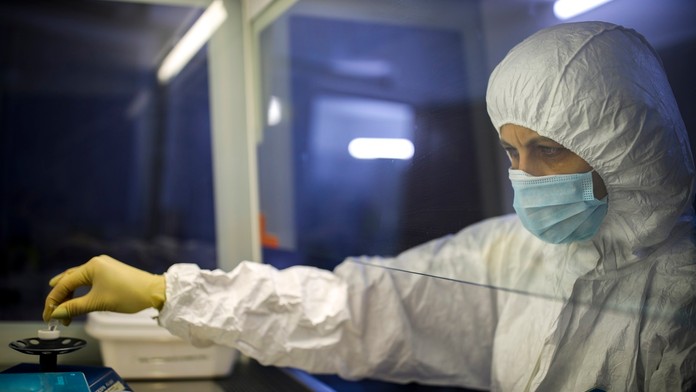 Kontrola cestujúcej na letisku ako prevencia pred koronavírusom - ilustračná snímka.