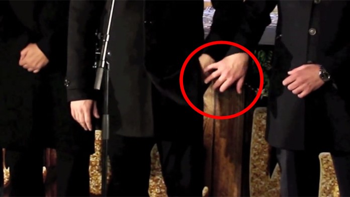 Béla Bugár vyťahuje ruku z vrecka predsedu parlamentu Andreja Danka počas otvorenia Adventu na hrade.