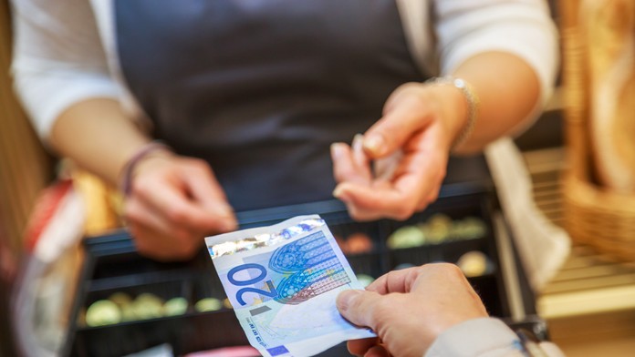 Právo na platbu v hotovosti podpísala prezidentka. Stane sa tak súčasťou ústavy