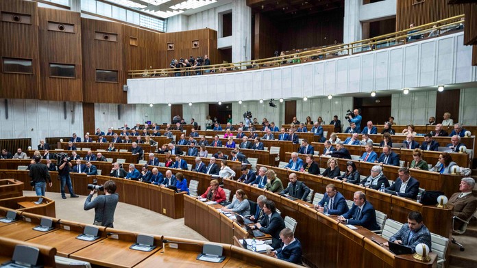 Poslanci zvolili nového ombudsmana. Stal sa ním Róbert Dobrovodský