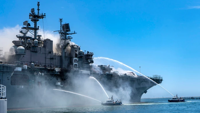 Požiar na americkej bojovej lodi USS Bonhomme Richard.