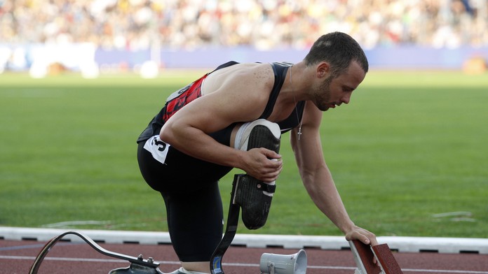 Oscar Pistorius sa pripravuje na beh na 400 m  na atletickom podujatí  Zlatá tretra.