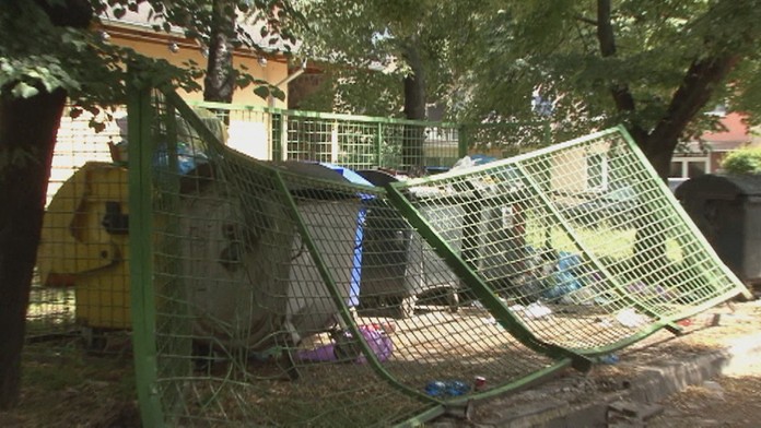 Opitý smetiar demoloval okolie.