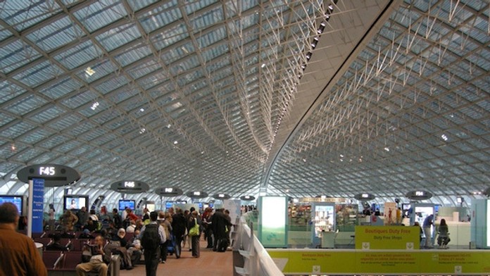 Hala pre cestujúci na parížskom letisku Charlesa de Gaullea.