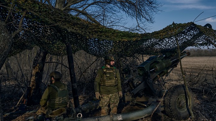 Ukrajinskí vojaci sa pozerajú na front v meste Bachmut.