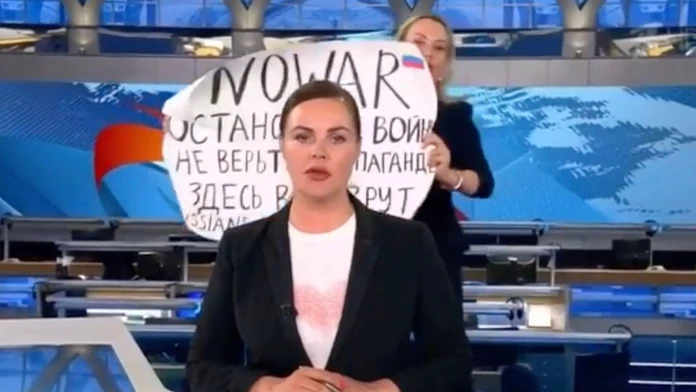 Ruskú novinárku Ovsiannikovovú, ktorá protestovala v živom vysielaní, krátko po jej zadržaní prepustili