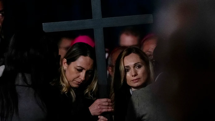 Krížová cesta v Koloseu sa nestretla s pozitívnym ohlasom. Kríž niesli Ruska s Ukrajinkou