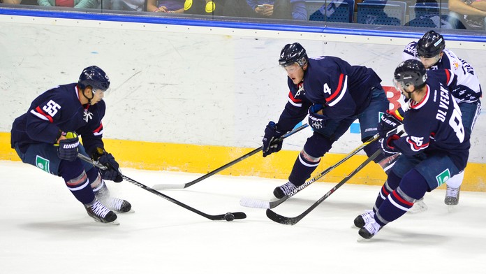 Zľava Mário Bližňák, Patrik Luža, Peter Ölvecký (všetci Slovan) a Lukáš Kucsera (Vítkovice) v prípravnom stretnutí  Slovan Brati
