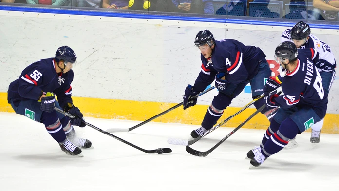 Zľava Mário Bližňák, Patrik Luža, Peter Ölvecký (všetci Slovan) a Lukáš Kucsera (Vítkovice) v prípravnom stretnutí  Slovan Brati