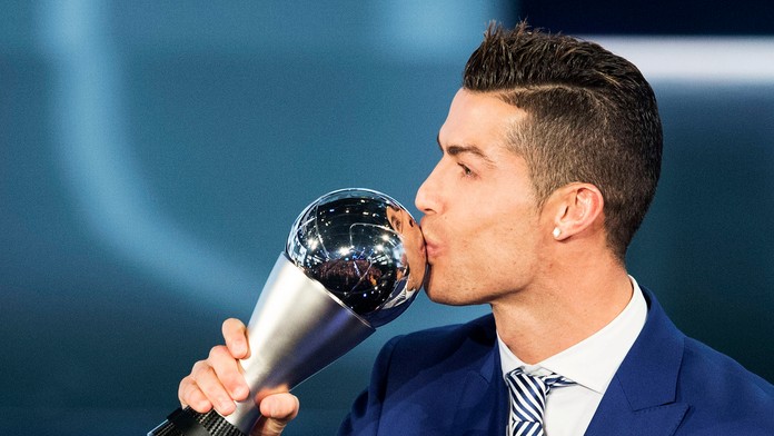 Cristiano Ronaldo bozkáva trofej pre Futbalistu roka 2016.