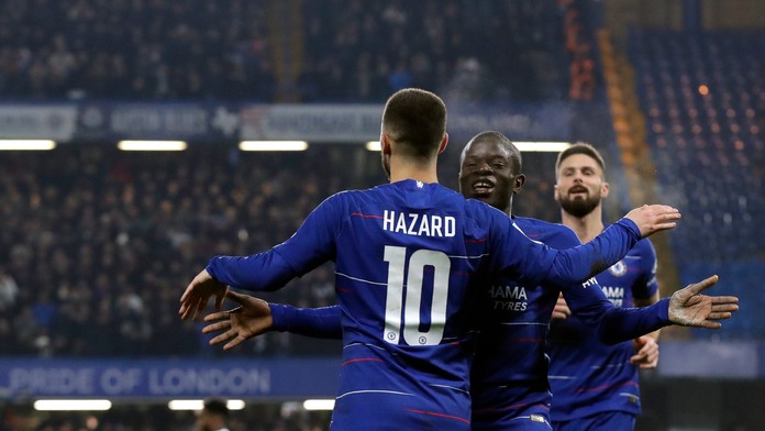 Zľava Eden Hazard, N´Golo Kanté a Olivier Giroud z Chelsea oslavujú gól v pohárovom dueli proti Tottenhamu.