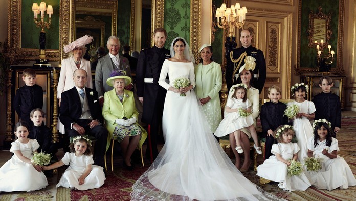 Kráľovský palác zverejnil oficiálne fotografie Harryho a Meghan s rodinou
