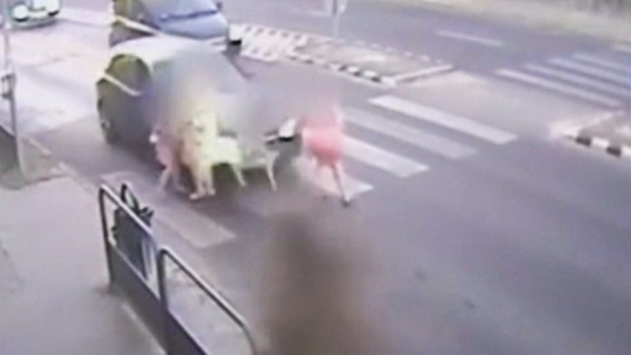 Auto zrazilo štyri osoby.