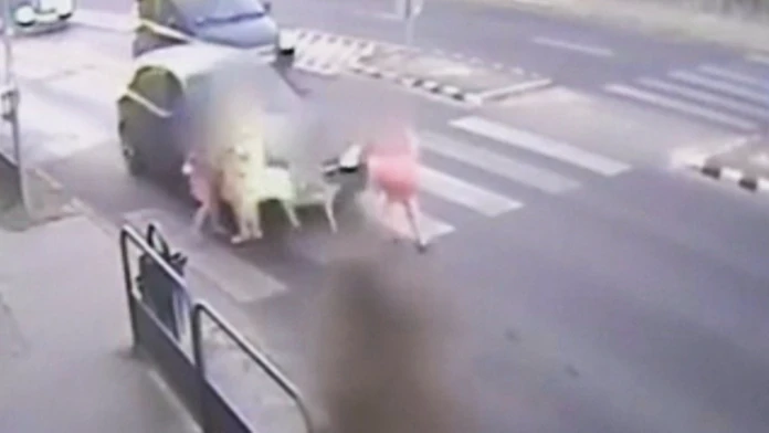 Auto zrazilo štyri osoby.