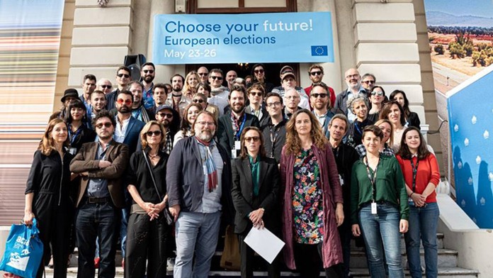 Zľava Dylan Gambrell, Tim Heed a Martin Jones zo San Jose reagujú po dueli semifinále proti St. Louis.