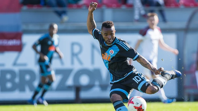 Seydouba Soumah (Slovan) strieľa v zápase s Podrezovou.