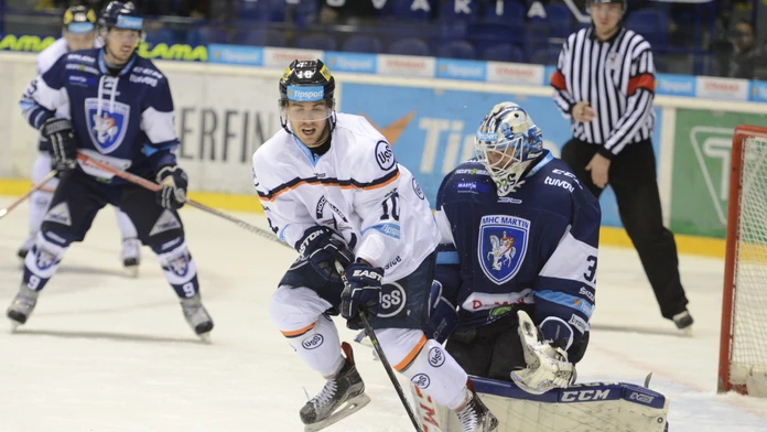 Na snímke uprostred Jakub Suja (HC Košice), vpravo brankár Martina Mathieu Corbeil.