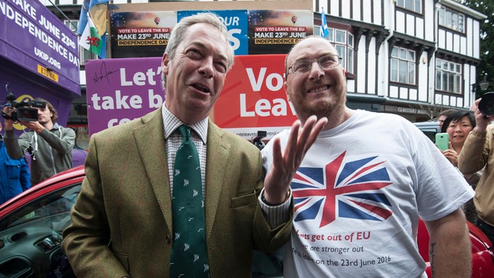 Líder protieurópskej strany UKip so vstúpencom podporujúcim brexit.