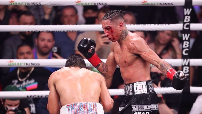 Mario Barrios (vpravo) vs Keith Thurman.