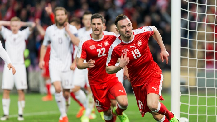 Útočník Švajčiarska Josip Drmič oslavuje svoj gól proti Lotyšsku.