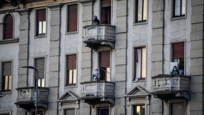 Ľudia v domácej karanténe v talianskom Miláne vyšli na balkóny.