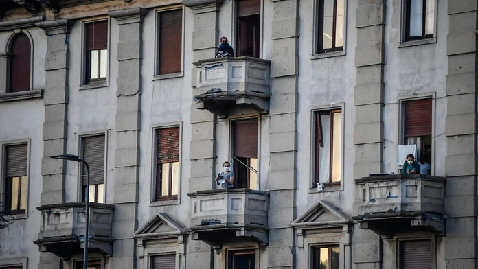 Ľudia v domácej karanténe v talianskom Miláne vyšli na balkóny.