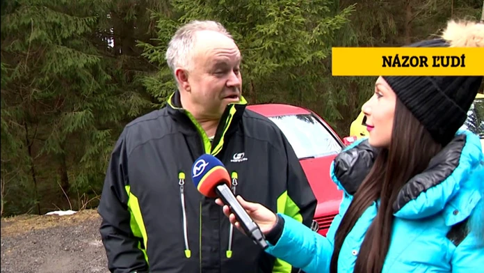 Reportérka Kristína Kövešová s respondentom.