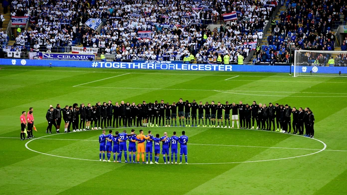 Hráči a realizačný tím Leicesteru (vzadu) počas minúty ticha pre zosnulého majiteľa klubu Vičaja Srivaddhanaprabhu.
