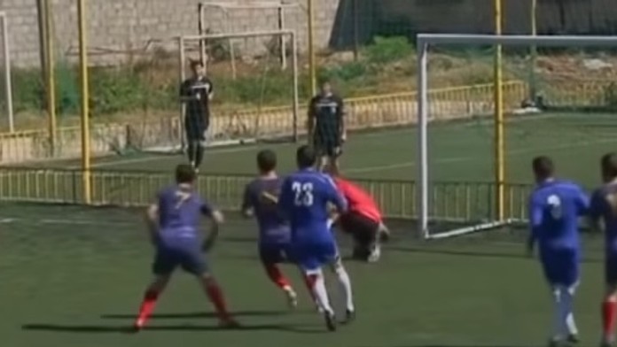 Gól z hlavičky rozhodcu.