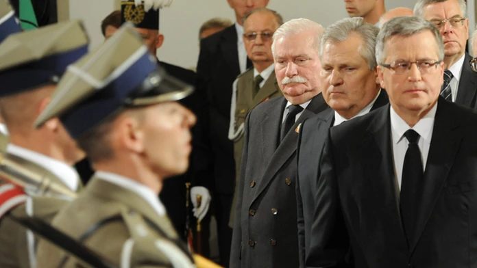 Na archívnej snímke sprava poľskí exprezidenti Bronislaw Komorovski, Aleksander Kwasniewski a Lech Walesa. 